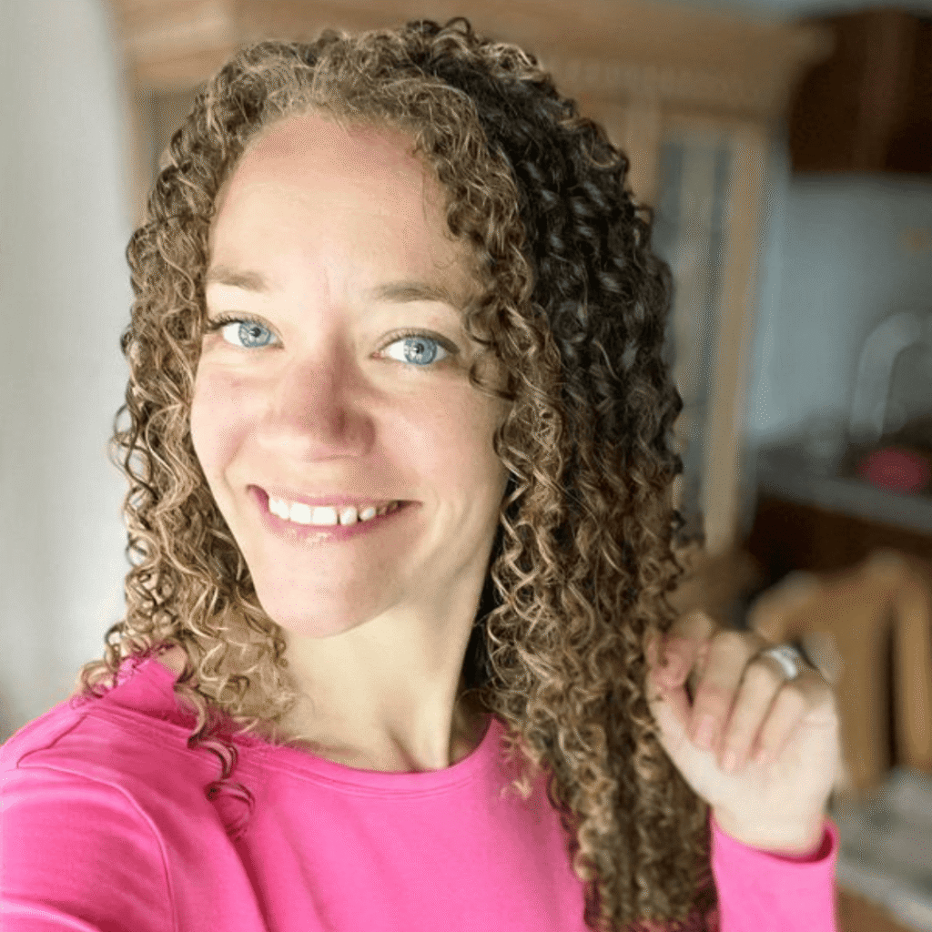 Contact page danielle gray saying hello smiling and wearing a pink top